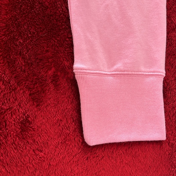 Very soft sweatshirt material,Slits on both sides at bottom. Crew neck - Picture 4 of 6